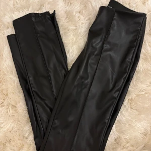 Svarta skinnbyxor HM - Säljer dessa super Snygga svarta skinnbyxor med dragkedja längst ner! Storlek: xs          Använt ca 3 gånger 💫 = jättebra skick!!