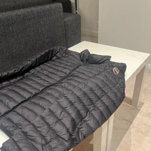 Colmar vår jacka strlk 52 - Denna jacka är i storlek 52. Den är i nyskick men saknar en liten bit av logga det bak på jackan. JÄTTE GRISH OCH JÄTTE LAIDBACK!!