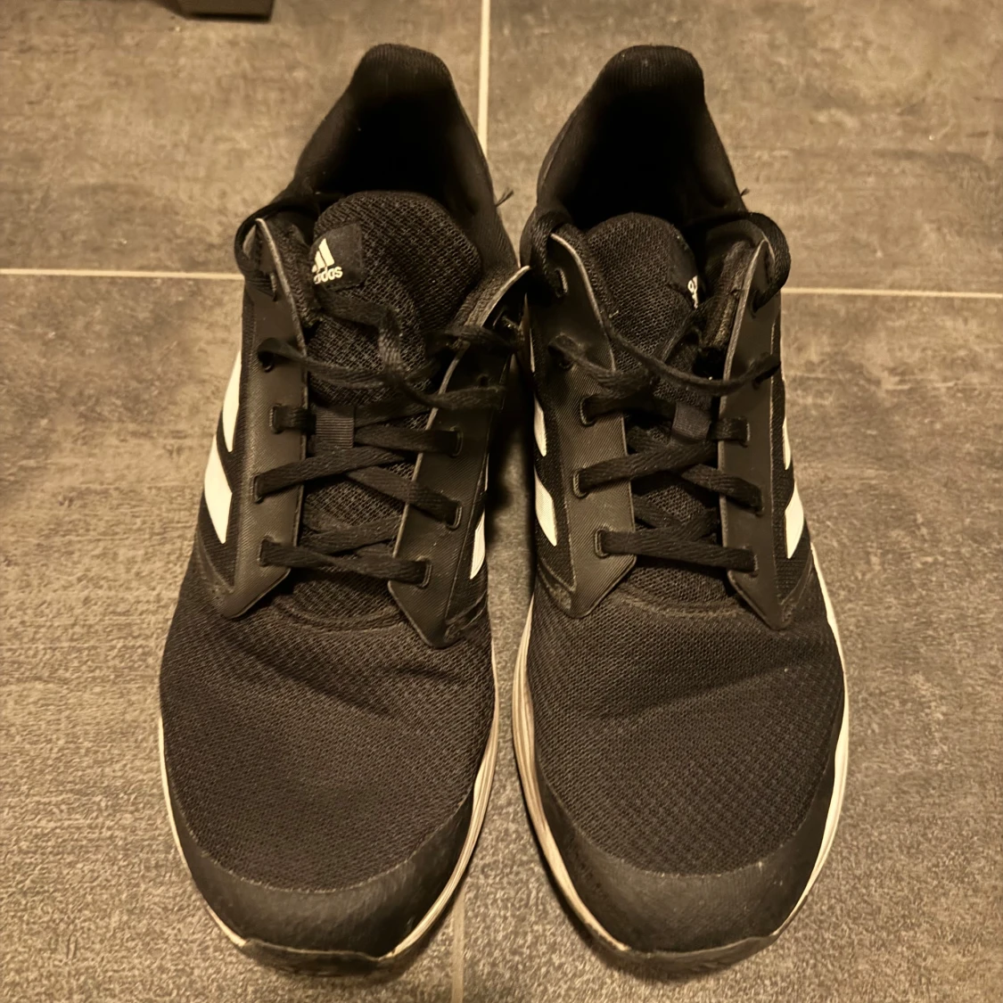 Svarta Adidas sneakers med vita detaljer - 90