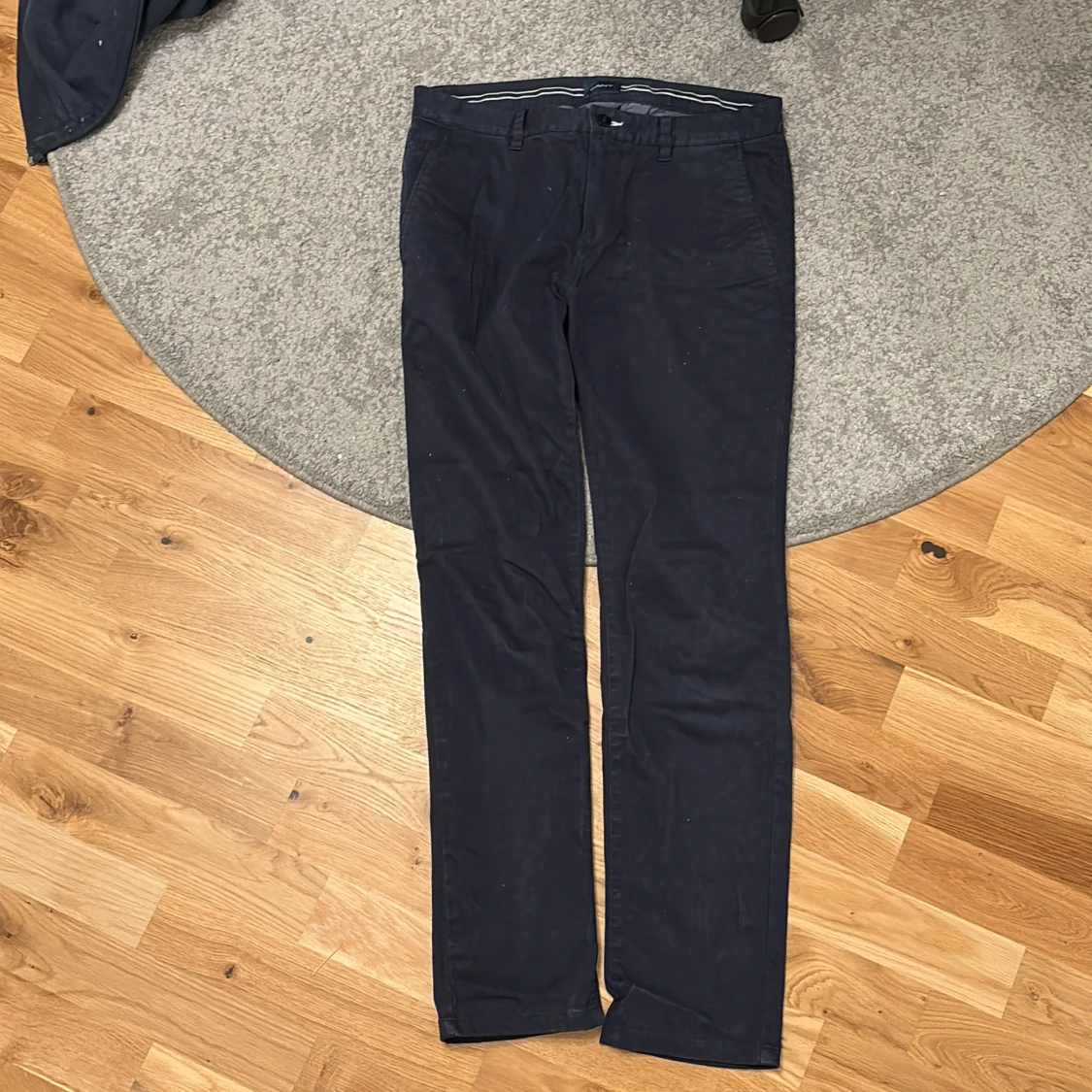 Mörkblå byxor från Gant - 90