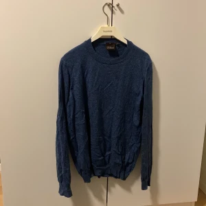 Blå tröja från Oscar Jacobson - Säljer en stilren blå tröja från Oscar Jacobson. Tröjan har en klassisk design med rund hals och långa ärmar. Perfekt för en avslappnad men ändå elegant look. Storlek M, pris kan diskuteras! 