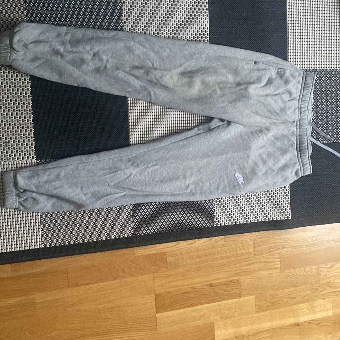 Grå Nike mjukisbyxor
