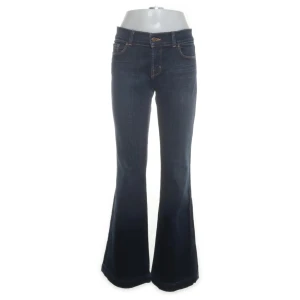 j brand jeans - low waist bootcut jeans från j brand. storlek 30 skulle säga att midjan motsvarar stl 27 och längd 32!! 