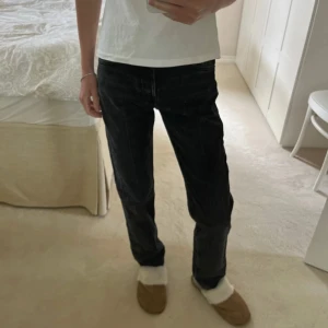 Svarta jeans - Snygga svarta jeans med en klassisk design. De har en knapp och dragkedja framtill samt fem fickor. Perfekta för en stilren look. Zara mod rise straight