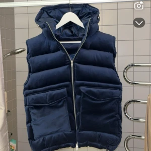 Liknande stenströms väst - TVÄR TVÄR fet Manchester väst!💯lite tjockare så perfekt för kyligare dagar. Går att göra riktigt feta outfits med denna och är extremt efterfrågad (extremt) kan gå ner i pris vid snabb äffär 