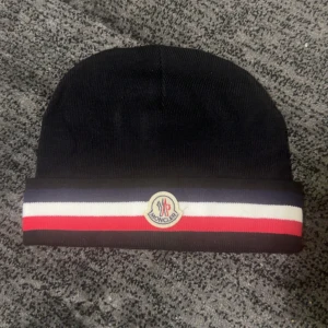 Svart mössa från Moncler - .