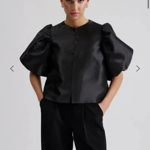 By malina blus  - Säljer denna populära blusen från by Malina. Använd fåtal gånger.