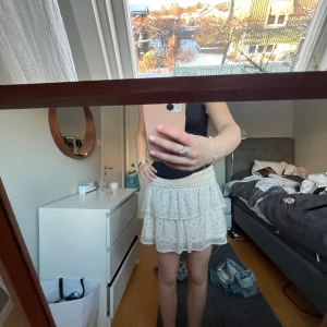 Volangkjol💓 - Jättefin blommig volangkjol från vero Moda! Kan has som både kjol och topp! Har blivit lite mörkare i färgen men det är absolut inget man tänker på