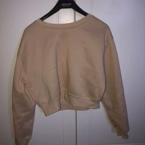 Beige croppad sweatshirt - Knappt använd. Väldigt bekväm men varm 