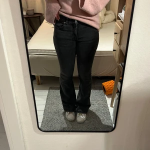 Gina bootcut jeans - Mörka gråa bootcut jeans från Gina tricot i strl 36. Sparsamt använda med endast lite slitage längst ner pga för långa för mig. Byxorna har låg midja