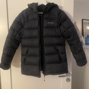 Peak performance vinterjacka dam - W down hood jacket. Defekter på de två sista bilderna. Nypris ca 4200kr. Använd en två säsonger. Säljer då den är för liten för mig.