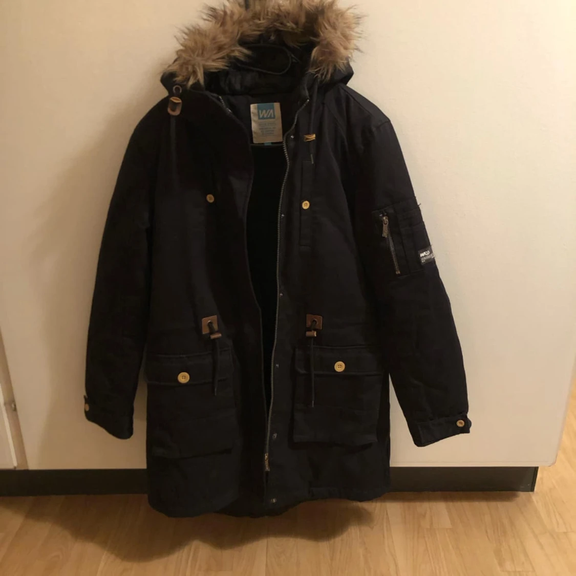Svart parkajacka med pälsdetalj från WA Action Sports