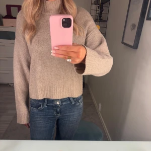 Beige stickad tröja - Säljer en beige stickad tröja med polo krage.