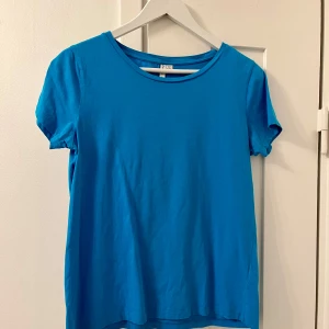 Blå t-shirt & Other Stories - Blå / turkos tisha från & Other Stories, storlek 36. 100% bomull