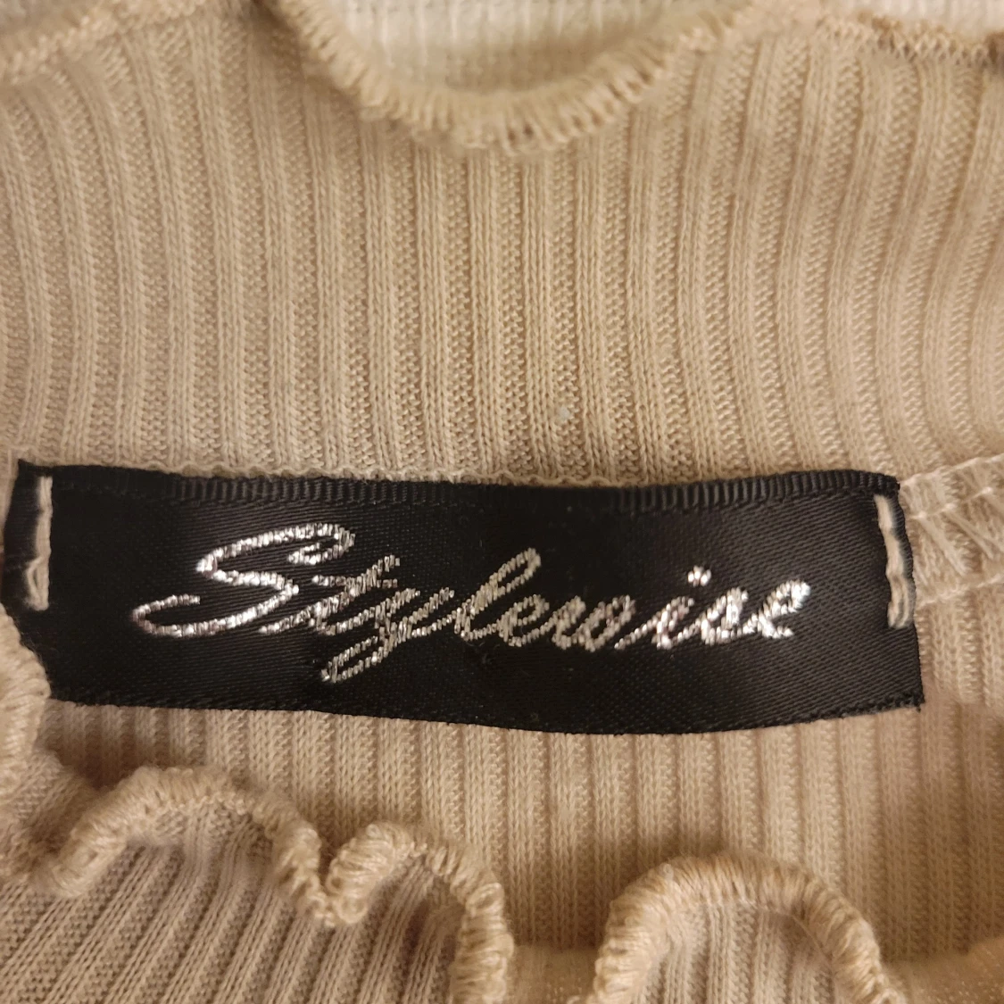 Beige ribbad tröja från Stylewise - 91