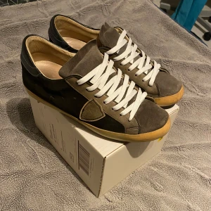 Phillipe Model  - Säljer ett par Phillipe Model skor som är i bra skick, det finns tecken på användning men finns gott om liv kvar i dem, jag har tyvärr inte boxen eller dustbagen därav de billigare priset. Vid frågor och funderingar är det bara att höra av sig, priset är ej högget i sten.