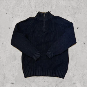 Mörkblå stickad halfzip - Dressmann - Mörkblå halfzip från dressman. Storlek: M. Skick: 8,5/10. Kontakta oss för fler bilder eller info!🙌