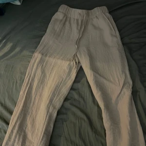 Beige linnebyxor - 2 par stilrena linnebyxor i beige. Båda är stl 170. Kan kombineras med andra annonser om så önskas. Båda för 100kr!
