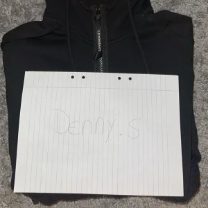 Svart jacka med huva från C.P. Company - Säljer en svart ziphoodie från C.P. Company. Allt tillbehör medföljer. Pris kan diskuteras.