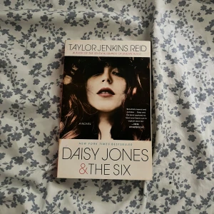 Daisy Jones & The Six -  'Daisy Jones & The Six' av Taylor Jenkins Reid. På engelska!