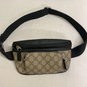 Gucci  väska - Hej jag vill sälja min  gucci väska för jag behöver lite pengar ingen skador jättefin väska, priset diskuteras och snabb affär. Hör av er om ni får mer bilder. Kan fixa bättre bilder.