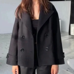 Svart kappa🤍 - Säljer denna super snygga kappa från desined by si. Fint skick🤍