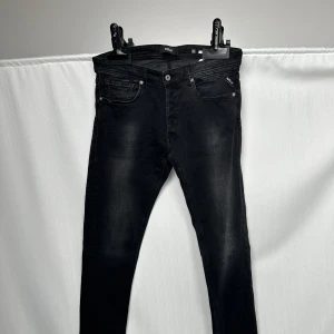 Replay Jeans - Replay Grover jeans straight fit svart | Mycket bra skick, 9/10 | Nypris Ca 1500 | Storlek W33 | Hör av dig vid fler frågor // Loretti Fashion UF