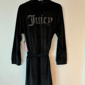 Svart morgonrock från Juicy Couture🖤 - Såå mjuk morgonrock från Juicy Couture med ikoniska loggan på ryggen. Helt ny med tag! 🖤