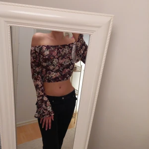 Offshoulder top - Offshoulder top, fint skick! Mönster med blommor, är i stretchigt material är typ storlek M