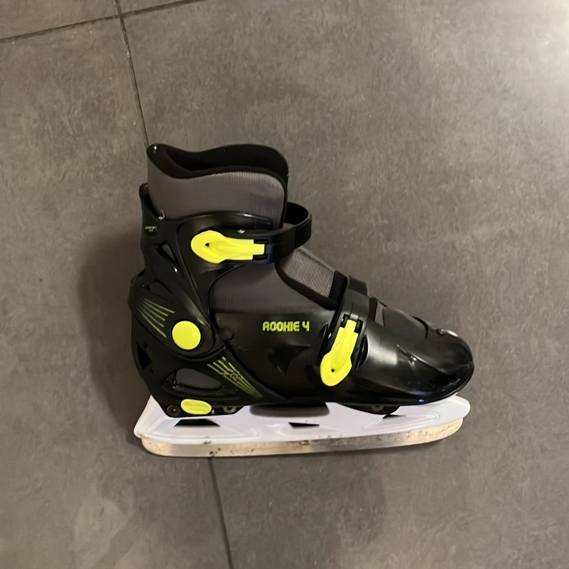 Svarta skridskor med gula detaljer - 90