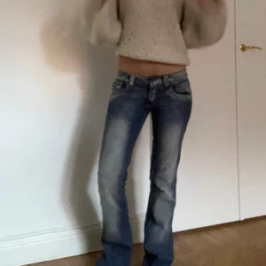 Blå jeans med bootcut - Snygga blå jeans med en klassisk bootcut-stil. De har en låg midja och en lätt tvättad stil. Midjemått tvärs över: 37cm innerbenslängd: 86cm🥰