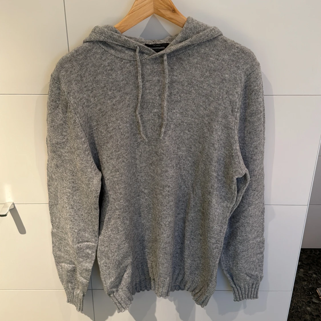 Grå stickad hoodie från Dressmann
