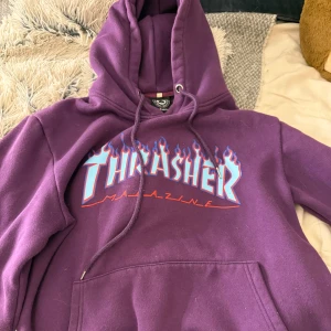 trasher hoodie - Hoodie från trasher, jag skulle säga att den inte är sann i storlek och är mer lik en M än var den är en L. 💜