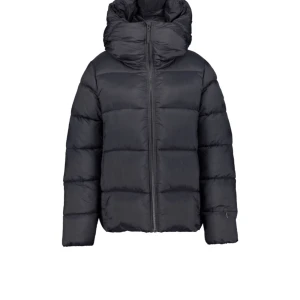 Svart dunjacka med huva - Snygg och varm svart dunjacka med huva och dragkedja framtill. Från Stadium. Helt slutsåld på hemsidan.