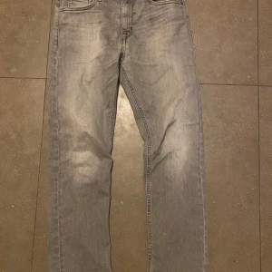 Grå jeans från Replay - Snygga grå jeans från Replay. Jeansen är i strl 152 men passar runt 160cm. De är en lite fläck på baksidan va jeansen men går säkert bort.