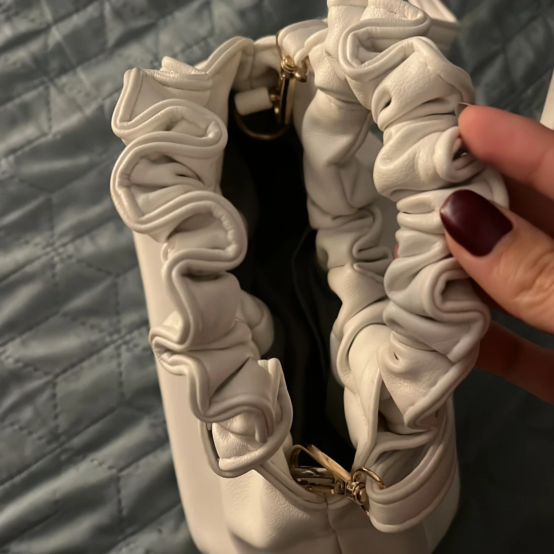 Vit axelväska med rynkad detalj - 2