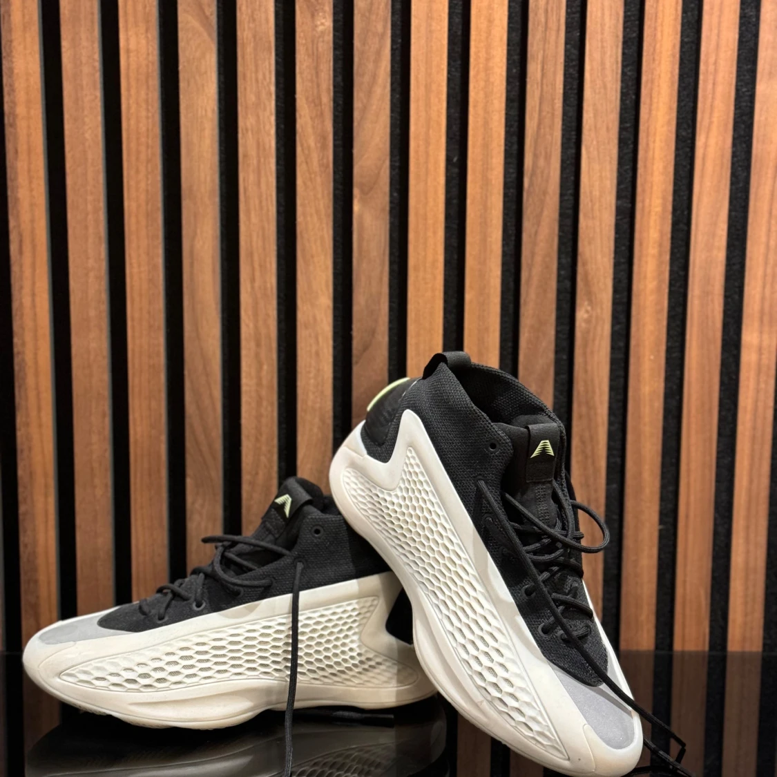 Titel: Adidas Anthony Edwards 1 “Best of Adi” Basketbollskor – Stl 40, Bra Skick