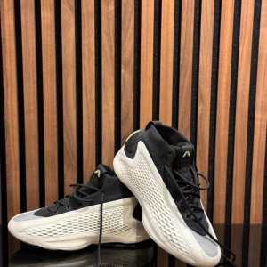 Titel: Adidas Anthony Edwards 1 “Best of Adi” Basketbollskor – Stl 40, Bra Skick - Säljer ett par Adidas Anthony Edwards 1 “Best of Adi” basketbollskor i storlek 40. Skorna är cirka 4 månader gamla och i bra skick – sparsamt använda och väl omhändertagna. Passar både för basketplanen och som en snygg sneakers i vardagen! 	•	Färg: Core Black / Cloud White / Gold Metallic 	•	Storlek: EU 40 (normal passform). 	•	Skick: Lätt begagnade, utan några större slitage eller skador.  Nypris: $120 (ca 1400 kr). Mitt pris: 900 kr