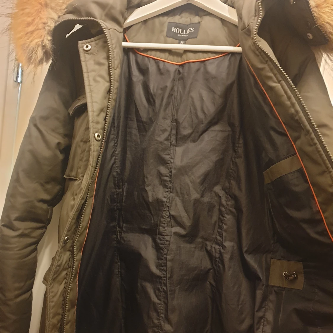 Olivgrön parkajacka med päls från Hollies - 93