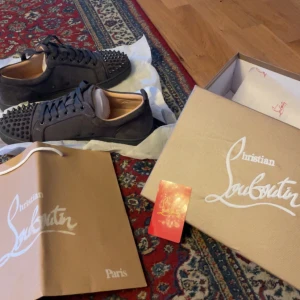 Louboutin skor - Säljer helt nya Louboutin skor, perfekt till en julklapp och strleken passar även 43