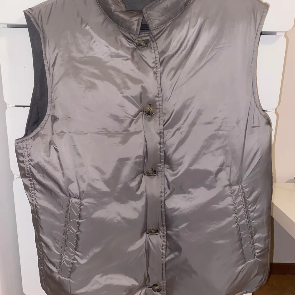 Säljer en stilren grå dunväst från Massimo Dutti. Västen har knappar framtill och praktiska fickor med dragkedja (jackan kan man vända ut och in). Perfekt för kyligare dagar. Passar storlek M (själv har jag M). Fast pris, vid snabba köp kan pris diskuteras 🤝. Takit.
