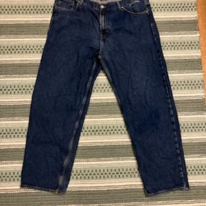 Sweet SKTBS jeans - Säljer ett par klassiska blå jeans från Sweet SKTBS i storlek XL. Lite slitna nertill som man ser på sista bilderna annars mycket gott skick.      Funderingar om mått eller annat är bara att fråga.