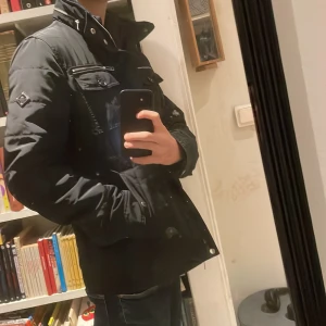 J. Lindeberg jacka - Riktigt schysst J. Lindeberg jacka i gott skick. Modellen på bilden är 180 cm. Jacka passar perfekt till vinterns kalla dagar!! Nypris ca 3000kr.