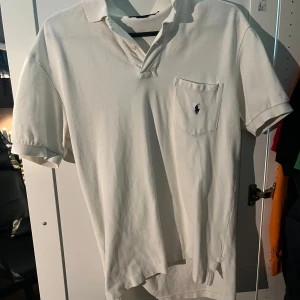 Ralph Lauren Piké - Ralph Lauren Piké med en ficka, i mycket bra skick. Storleken är S men sitter bra som M