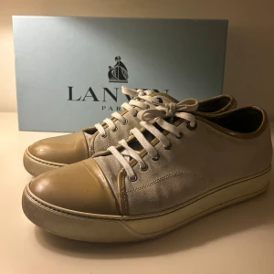 Beiga sneakers från Lanvin - Ett par snygga beiga lanvin skor. Ej original snören eller sula. 