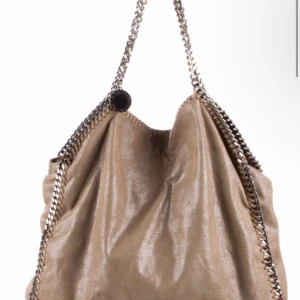 Stella Mcartney väska  - En fin Stella väska i ett fint skick. Få effekter. Köpt på Vestiere och är äktighets kollad. 