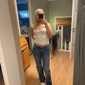 Blå jeans med bootcut - Säljer dessa mörkblåa jeans ifrån Monki. Använda ett fåtal gånger och tvättade en gång. Säljer då jag köpte fel storlek. Byxorna är storlek 28.💓💓