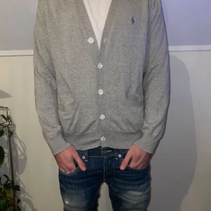 Ralph lauren cardigan - Säljer denna feta Ralph lauren cardigan i storlek L. Skriv vid frågor och funderingar