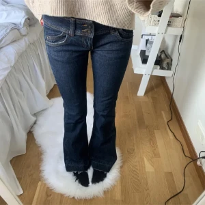 Lågmisjade jeans - MIDJEMÅTT: 38cm INNERBENSLÄNGD: 76cm❤️Jättefina men passade tyväre inte mig🥰lånade bilder från förra ägaren 