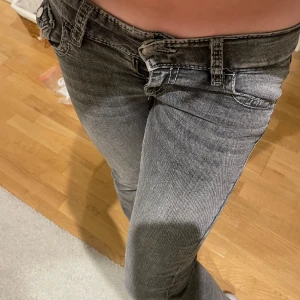 Lågmidjade jeans🩶 - Så sjukt lågmidjadejeans dom är skit snygga men säljer då dom tyvärr blivit lite korta för mig. Finns privat om ni har frågor eller vill ha fler bilder. Dom är i storlek 146 men passar betydligt längre personer💕